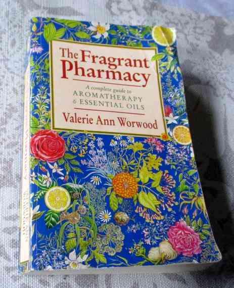 THE FRAGRANT PHARMACY - A COMPLETE GUIDE TO AROMATHERAPY & ESSENTIAL OILS - VALERIE ANN WORWOOD