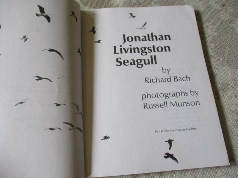 JONATHAN LIVINGSTONE SEAGULL - A STORY - RICHARD BACH