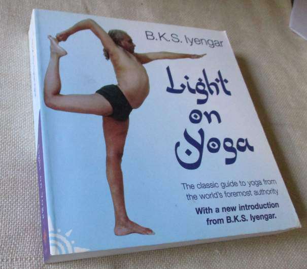 LIGHT ON YOGA - THE CLASSIC GUIDE TO YOGA FROM THE WORLD'S FOREMOST AUTHORITY - B.K.S. LYENGAR