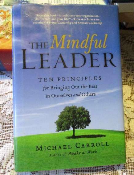 THE MINDFUL LEADER - TEN PRINCIPLES FOR BRINGING OUT THE BEST IN OURSELVES AND OTHERS - MICHAEL C..