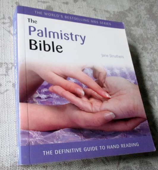 THE PALMISTRY BIBLE - THE DEFINITIVE GUIDE TO HAND READING - JANE STRUTHERS