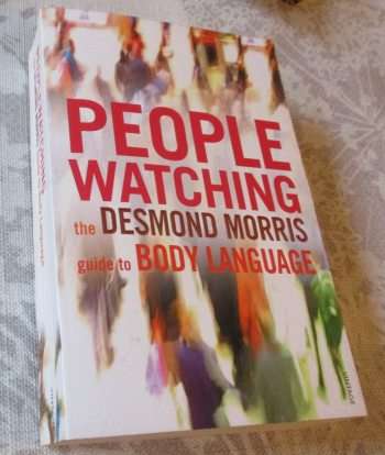 PEOPLE WATCHING - THE DESMOND MORRIS GUIDE TO BODY LANGUAGE