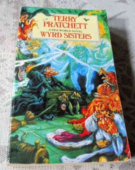 WYRD SISTERS-  TERRY PRATCHETT - DISCWORLD NOVEL