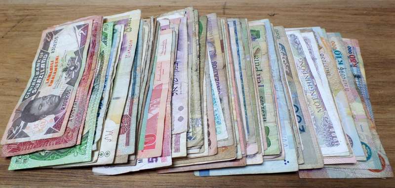 Lot of 100 International bank notes - No duplicates