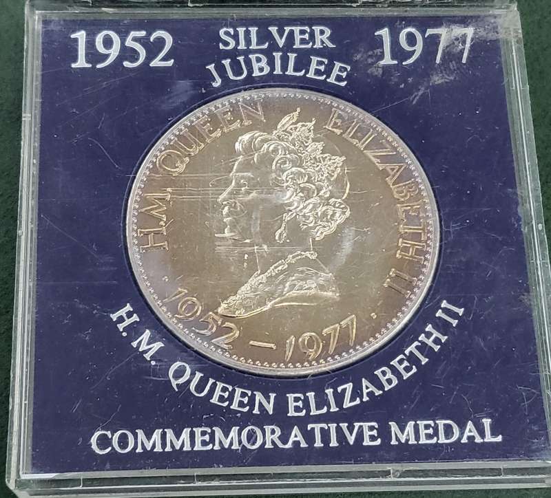 **R1 Auction** UK 1977 silver Jubilee if QEII medallion