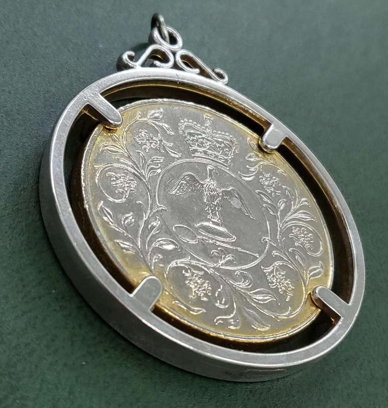 **R1 Auction** UK 1977 silver Jubilee if QEII pendent