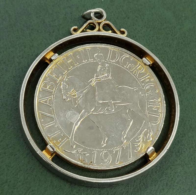 **R1 Auction** UK 1977 silver Jubilee if QEII pendent