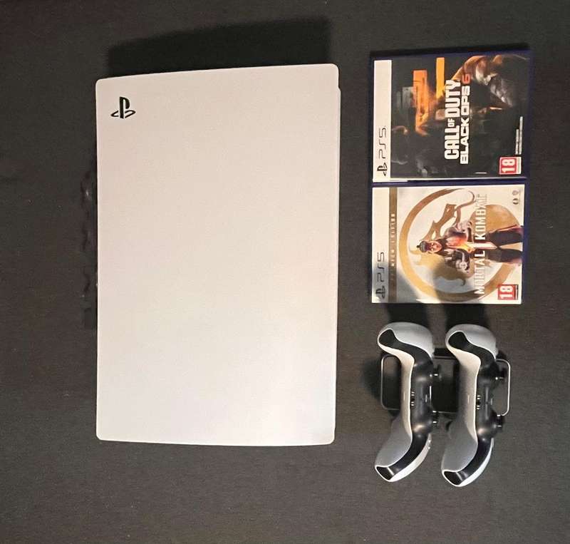 Sony Playstation 5 Disc Edtion + 2 Controllers & 2 Games