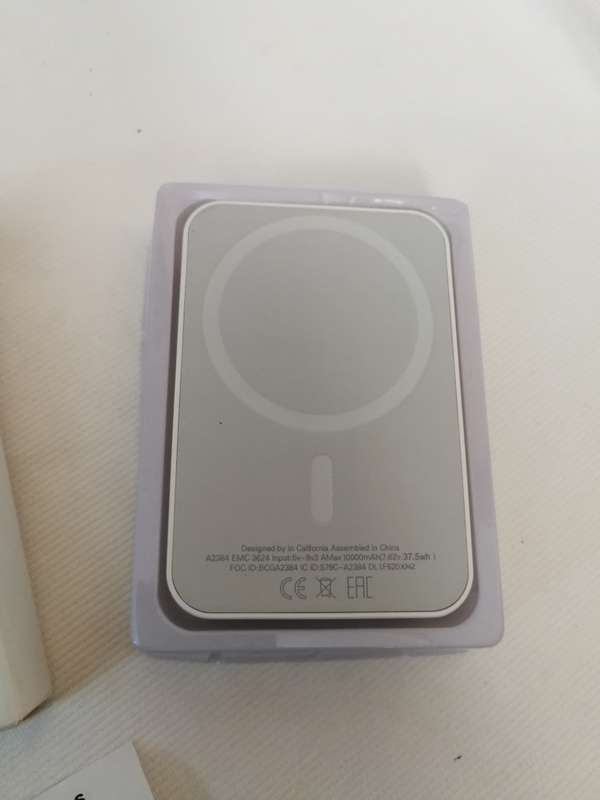 10000mAh Magnetic power bank. Wireless Charging Battery Pack