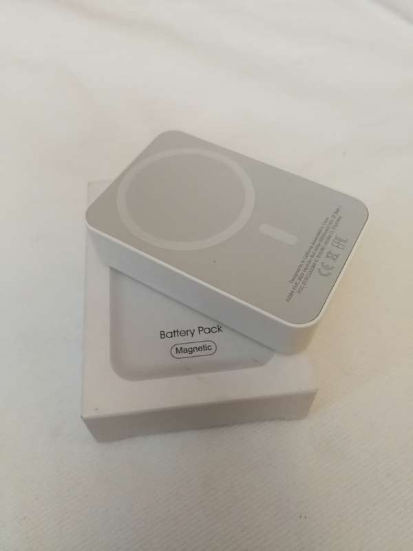 10000mAh Magnetic power bank. Wireless Charging Battery Pack