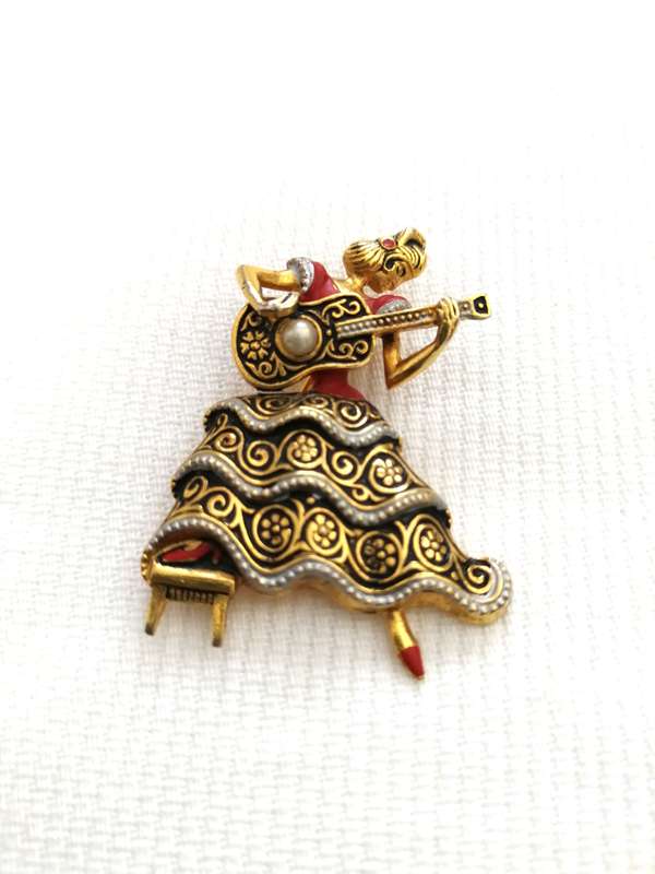Stunning Spanish Dancing Lady Playing Guitar Brooch- Vintage
