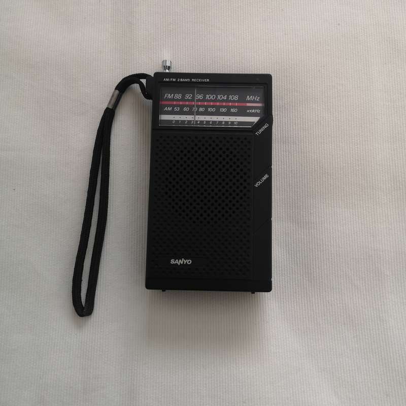 Sanyo RP5065  vintage audio hand held receiver that features AM/FM 2 band reception.