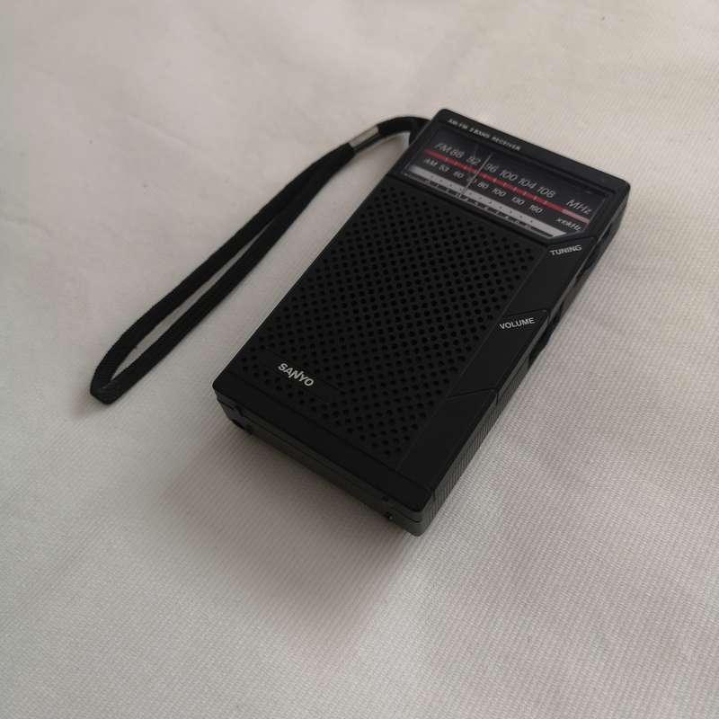 Sanyo RP5065  vintage audio hand held receiver that features AM/FM 2 band reception.