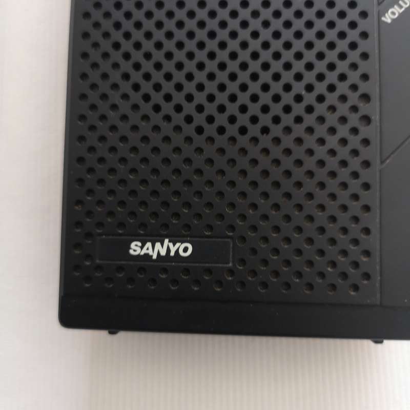 Sanyo RP5065  vintage audio hand held receiver that features AM/FM 2 band reception.