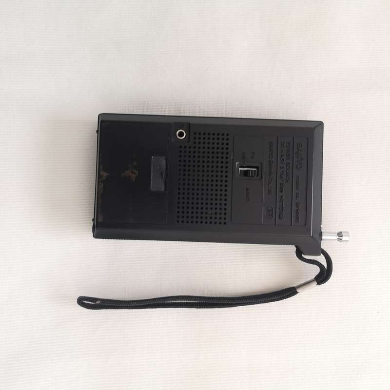 Sanyo RP5065  vintage audio hand held receiver that features AM/FM 2 band reception.