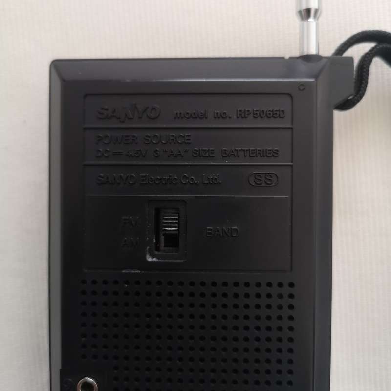 Sanyo RP5065  vintage audio hand held receiver that features AM/FM 2 band reception.