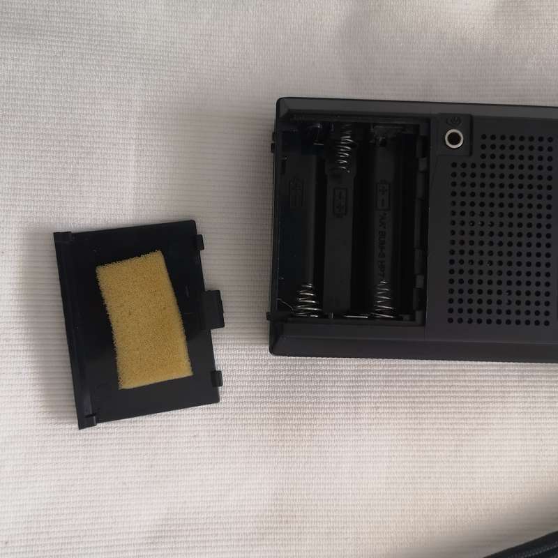 Sanyo RP5065  vintage audio hand held receiver that features AM/FM 2 band reception.