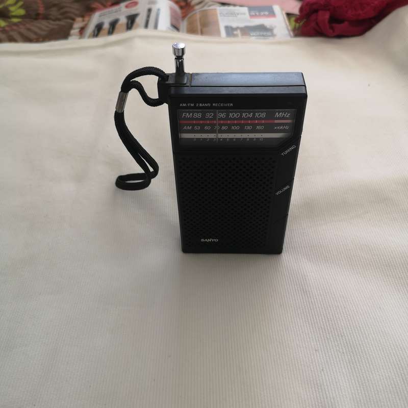 Sanyo RP5065  vintage audio hand held receiver that features AM/FM 2 band reception.