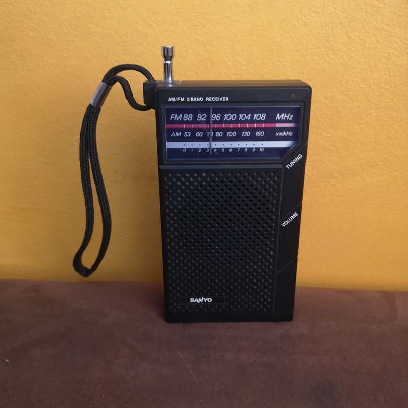 Sanyo RP5065  vintage audio hand held receiver that features AM/FM 2 band reception.