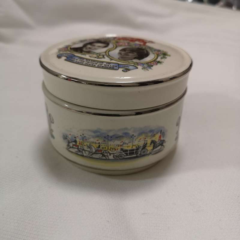 Sadler England Marriage of Prince Charles to Lady Diana Round Lidded Trinket Box