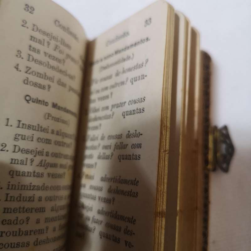 1926 Mini Prayer Book in Portuguese with illustrations