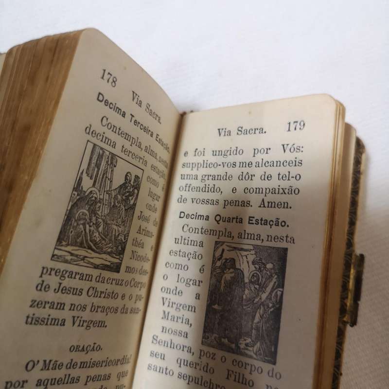 1926 Mini Prayer Book in Portuguese with illustrations