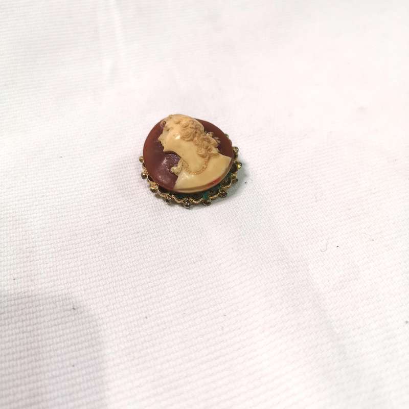Vintage shell cameo pendant brooch. Intricately carved detail.