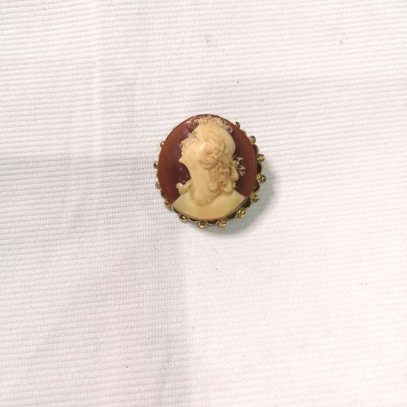 Vintage shell cameo pendant brooch. Intricately carved detail.