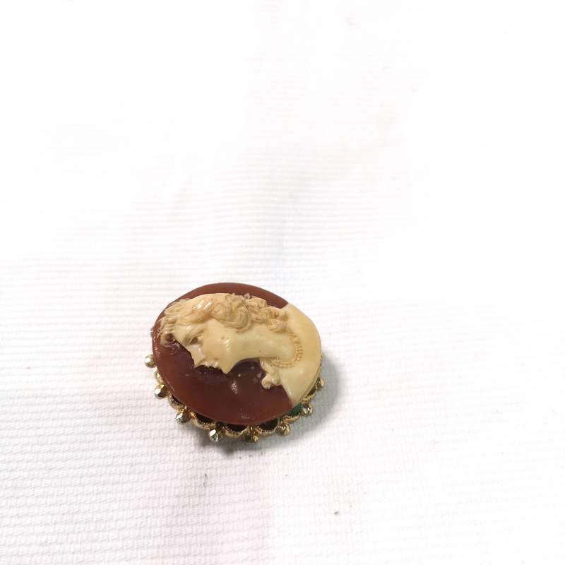 Vintage shell cameo pendant brooch. Intricately carved detail.