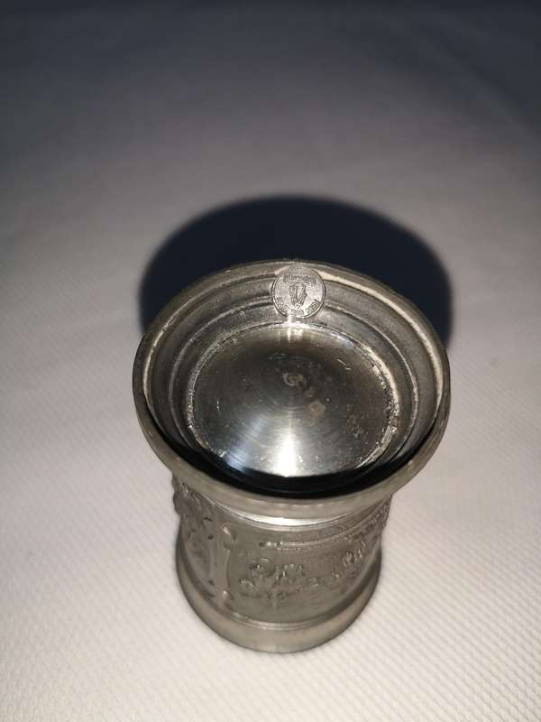 Vintage SKS ZINN 95% PEWTER Shot Cup Hand Carved. "Return from the Raid" Äpache Horse Thieves"