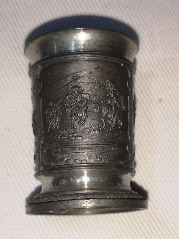 Vintage SKS ZINN 95% PEWTER Shot Cup Hand Carved. "Return from the Raid" Äpache Horse Thieves"