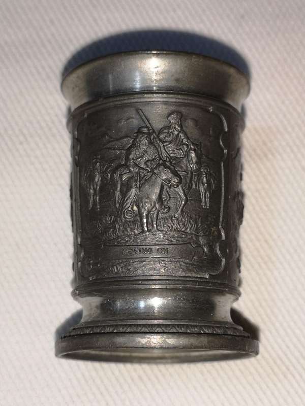 Vintage SKS ZINN 95% PEWTER Shot Cup Hand Carved. "Return from the Raid" Äpache Horse Thieves"