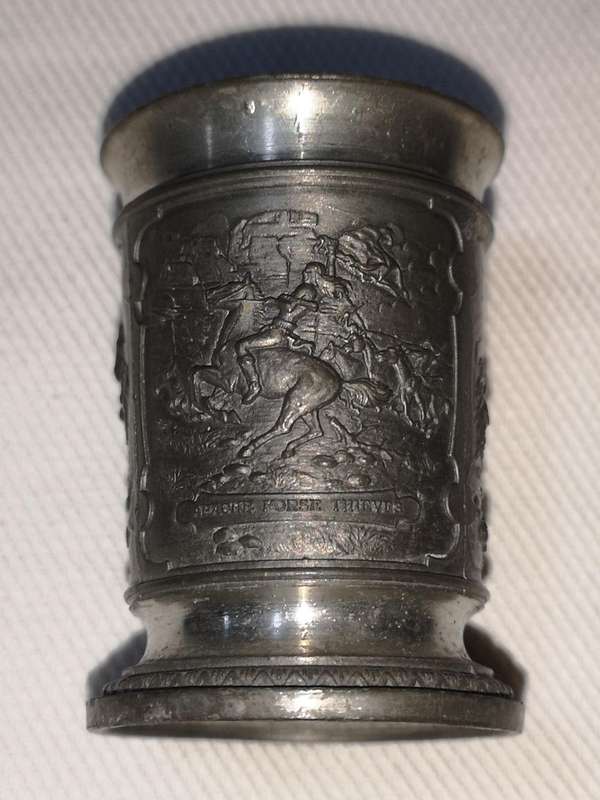Vintage SKS ZINN 95% PEWTER Shot Cup Hand Carved. "Return from the Raid" Äpache Horse Thieves"