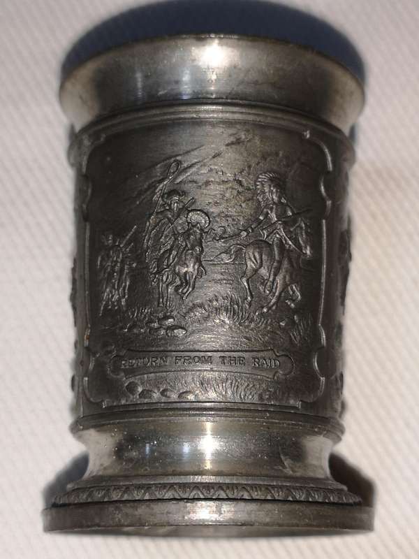 Vintage SKS ZINN 95% PEWTER Shot Cup Hand Carved. "Return from the Raid" Äpache Horse Thieves"