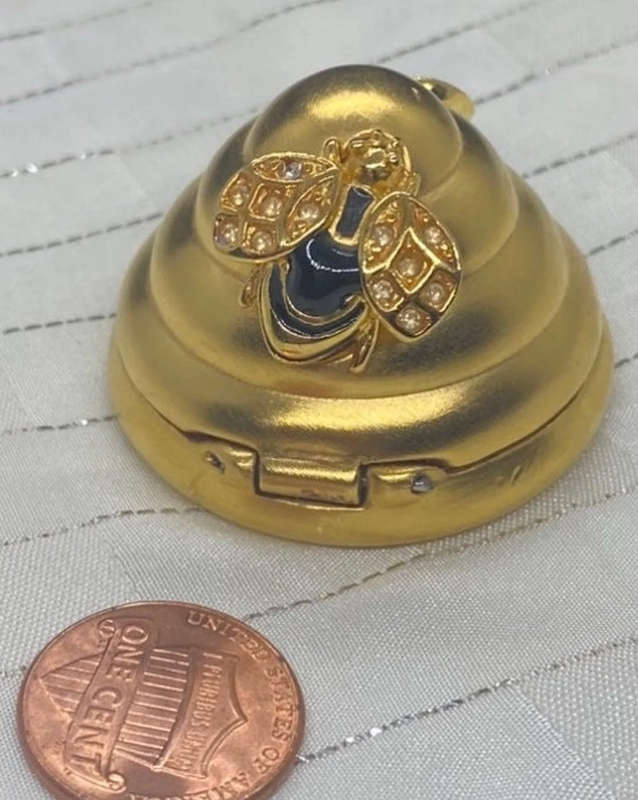 Estee Lauder Beautiful BEEHIVE- Rare vintage item! Solid Perfume Compact