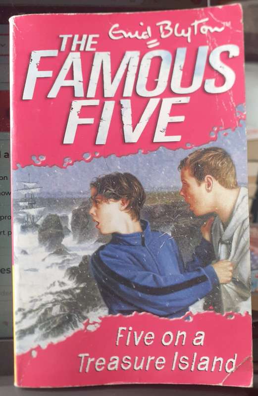 The Famous Five - Five on a Treasure Island ~ Enid Blyton