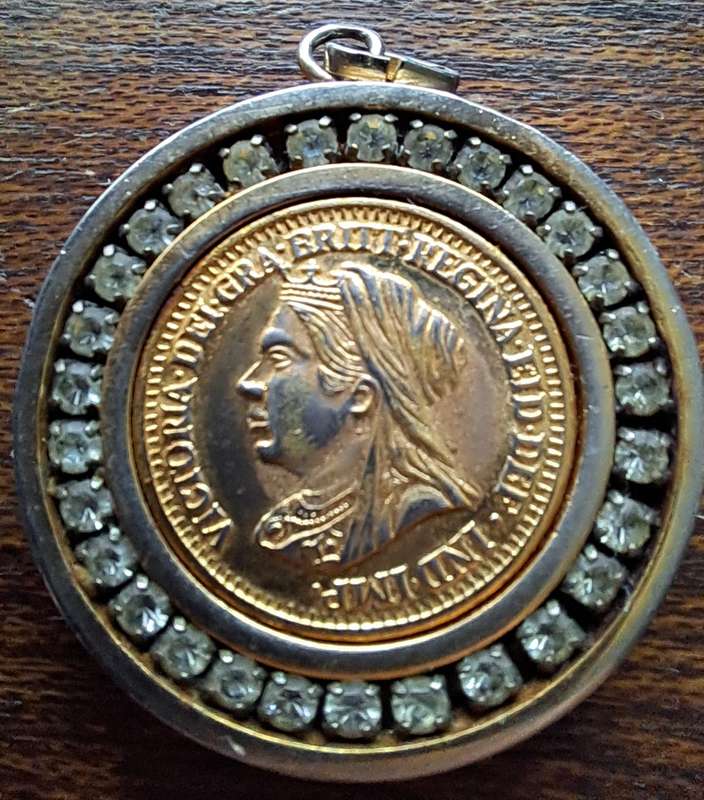 Queen Victoria pendant medallion - 1890-1900 - 18k rolled gold plate