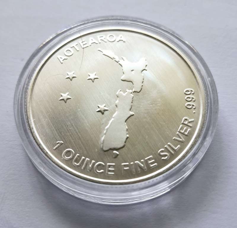 1 OZ  SILVER COIN - NEW ZEALAND SILVER FERN Silver Coin IN CAPSULE