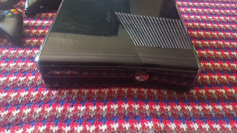 Xbox 360 (Not Working) and comes without power supply