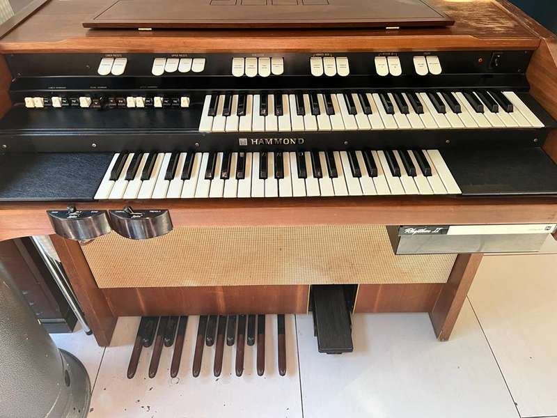 HAMMOND L122 ORGAN