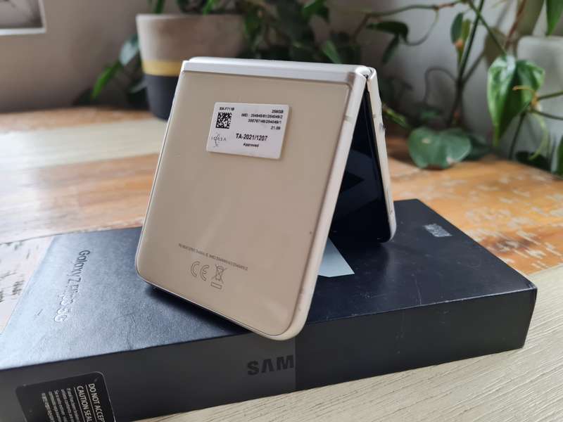Samsung Galaxy Z Flip3 256GB Cream