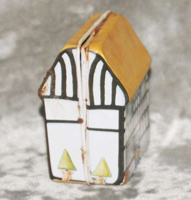 Elite Gift Boxes "1930's Suburban Tudor Doll's House" tin