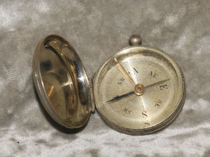 Vintage pocket case compass
