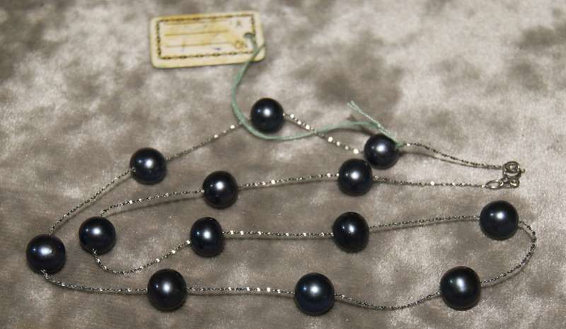 14ct White gold necklace with 13x 8mm Tahitian pearls