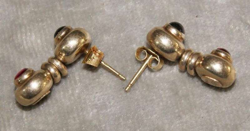 Pair of 9ct gold and ruby Cabochon earring with butterflies (3.8g)