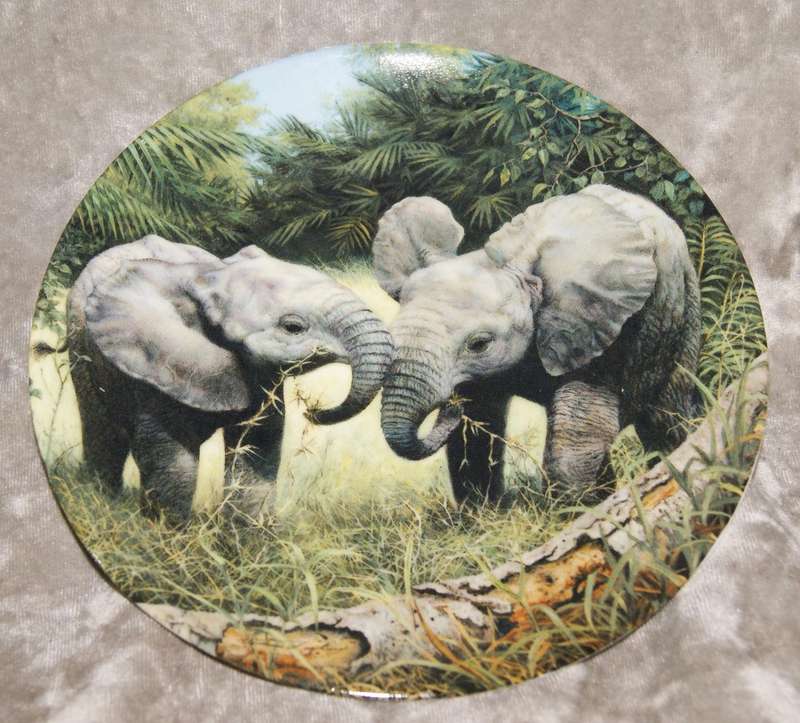 Davenport Baby Elephants collectable plate in original box with paperwork