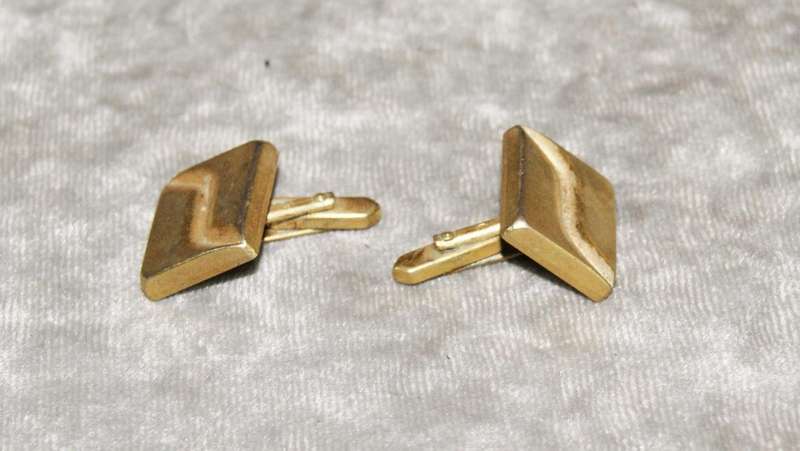 Vintage pair of gold tone cufflinks