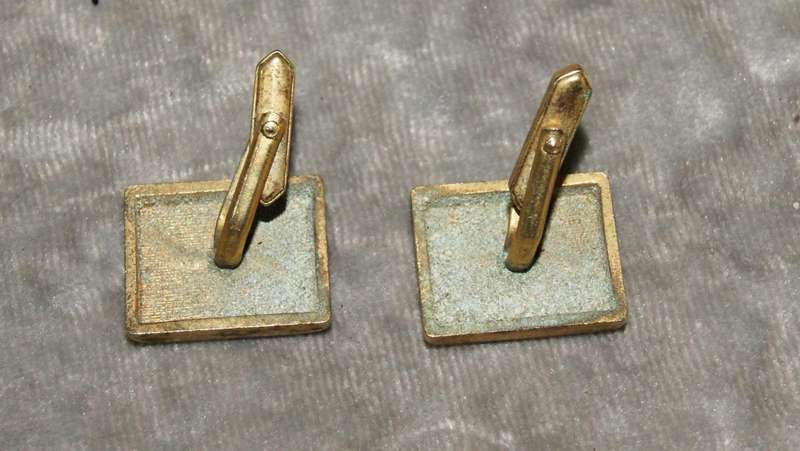 Vintage pair of gold tone cufflinks