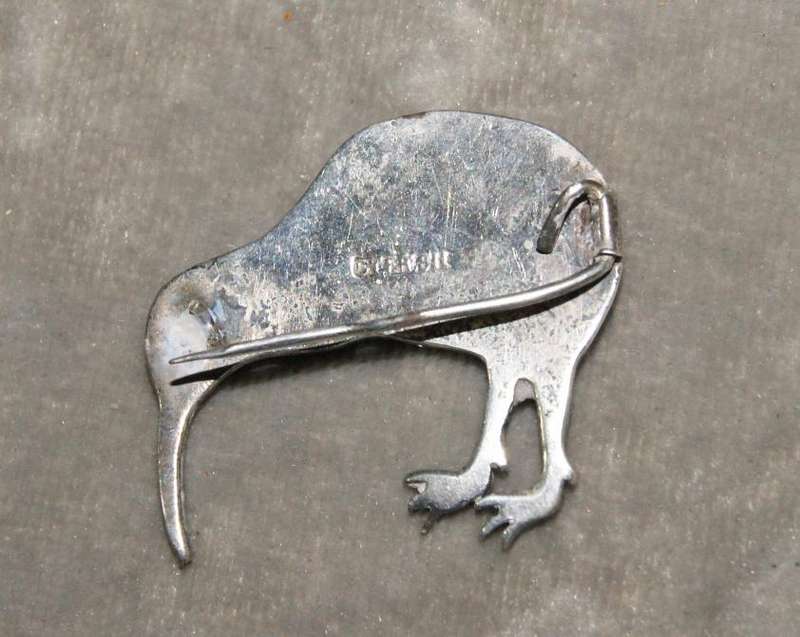 Sterling silver and power shell kiwi bird brooch (6.9g) @ crazy low R1 start