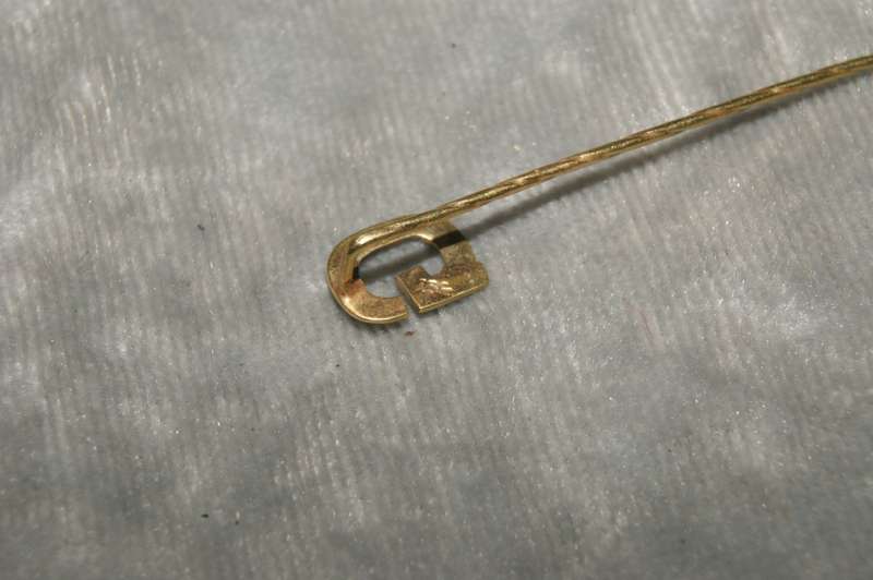 9ct gold tie pin with the letter "G" (1g) @ ccrraazzyy low R1 start